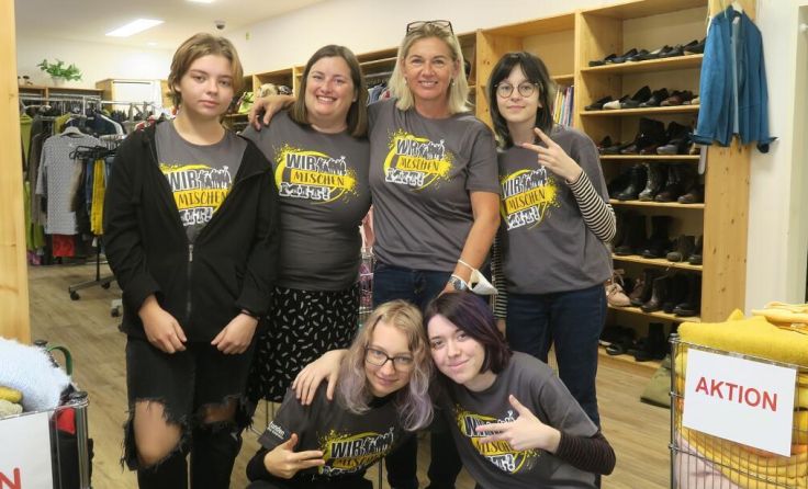 In Braunau halfen einige Mädchen im Second-Hand-Shop der Caritas mit. (Foto: yC/Nicole Eder)