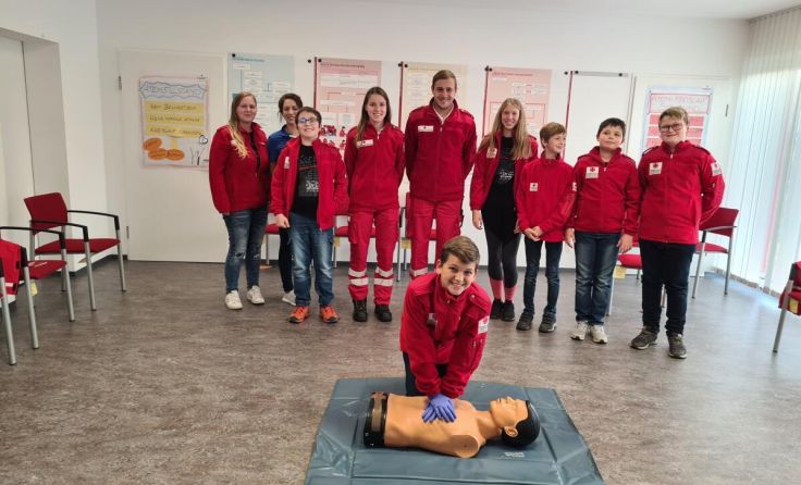 Eine Jugendrotkreuzgruppe übte in Riedersbach die Wiederbelebung. (Foto: RK/LV OÖ/BST Braunau)