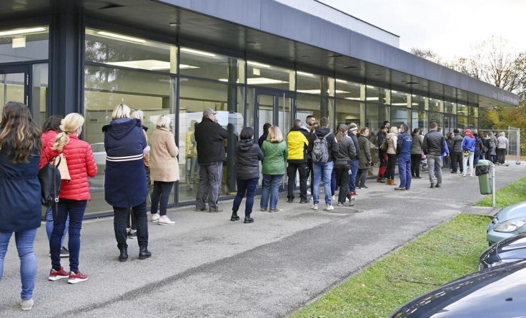 Lange Schlangen an den Teststationen sorgen für Unmut. (Foto: Manfred Fesl)
