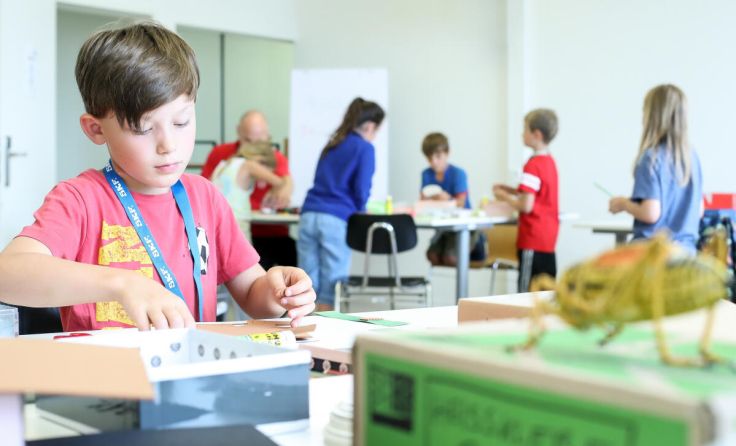 Das gemeinsame Ausarbeiten von Projekten fördert den Zusammenhalt. (Foto: Weihbold)
