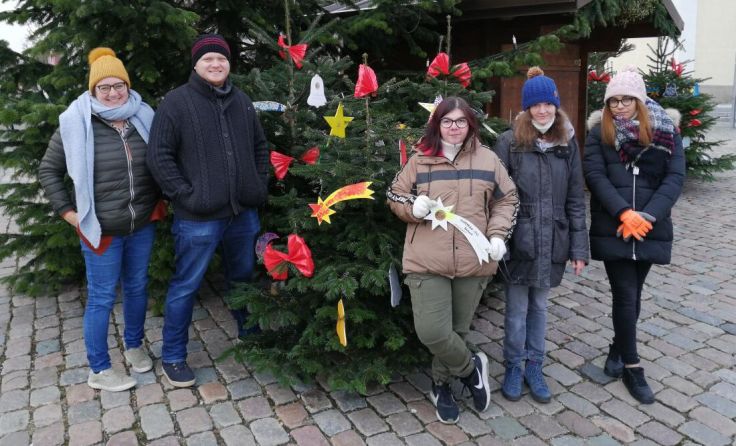 Mitglieder des FAB Braunau schmückten Christbäume in Braunau und Simbach. (Foto: FAB Braunau)