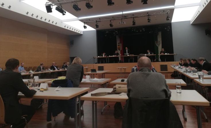 In der Gemeinderatssitzung in Braunau wurde das Finanzjahr 2022 besprochen. (Foto: Tips)