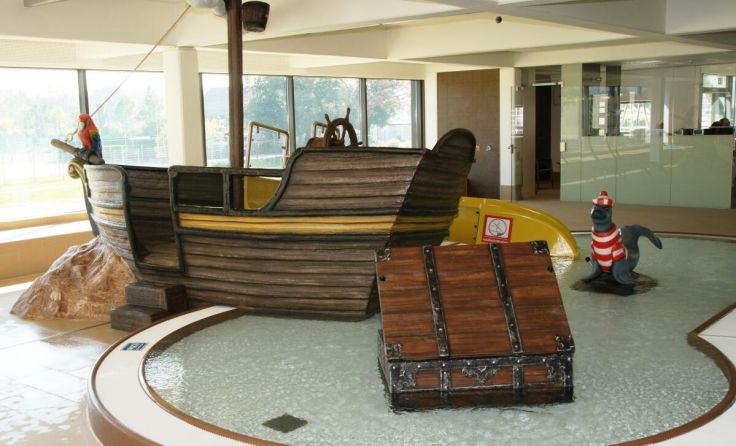 Im Kinderbereich steht den Badenden ein kleines Piratenschiff zur Verfügung. (Foto: Blum)