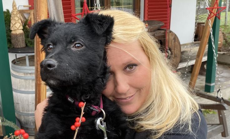 Hündin Fanni wird jetzt von Johanna Stadler betreut. (Foto: Pfotenhilfe)