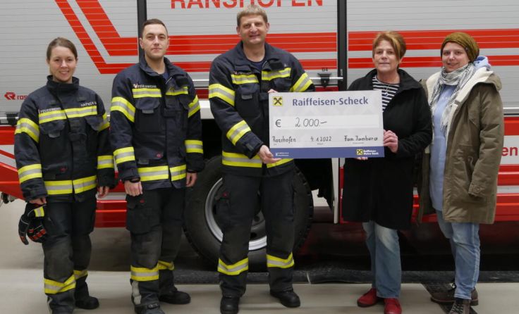 Die Familie Jambura überreichte einen Scheck von 2.000 Euro an die Feuerwehr. (Foto: FF Ranshofen)
