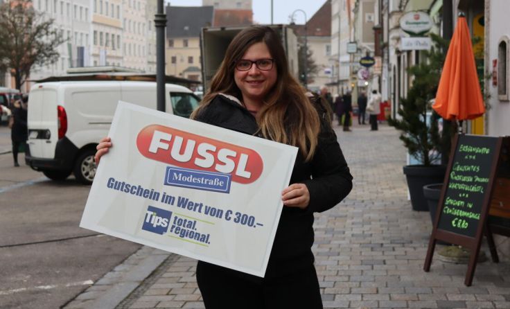 Yvonne Kromer darf sich über einen Fussl-Gutschein im Wert von 300 Euro freuen. (Foto: Tips)