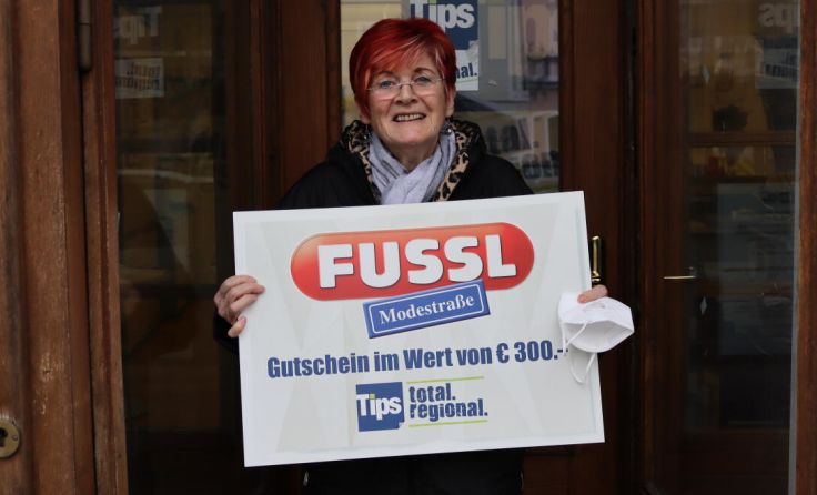Erika Moser wurde mit einem Fussl-Gutschein im Wert von 300 Euro beschenkt. (Foto: Tips)