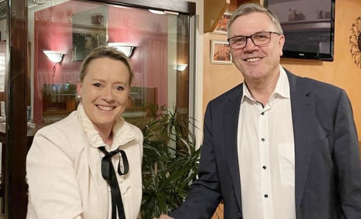 Erich Rippl gratulierte Christine Schweigerer zu ihrer neuen Funktion. (Foto: Gemeinde Lengau)