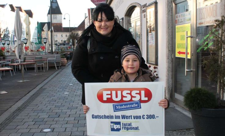 Tamara und Tim Wallinger freuten sich über den 300-Euro-Fussl-Gutschein. Foto: Tips