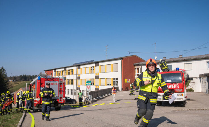 Zahlreiche Einsatzkräfte nahmen an der Räumungsübung teil. (Foto: FF St. Johann)