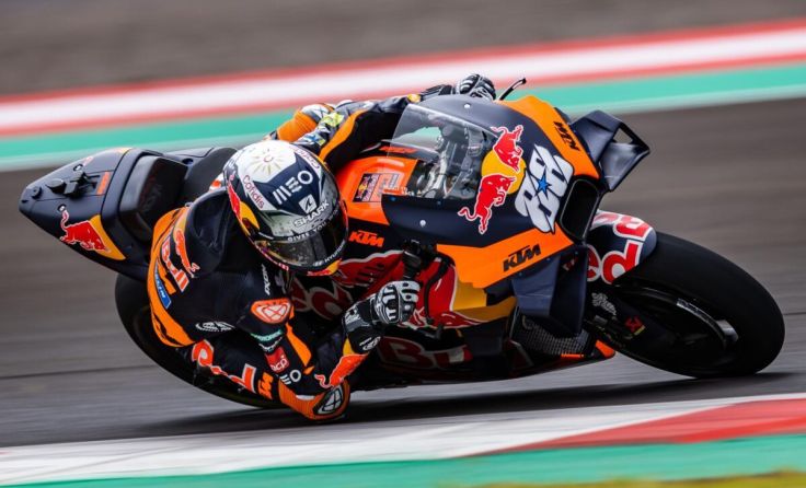 Die KTM Motohall überträgt das MotoGP-Rennen auf einer großen Leinwand. (Foto: KTM)