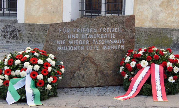 Beim Mahnstein wird der Opfer von Krieg und Nationalsozialismus gedacht. (Foto: Stadtamt Braunau)