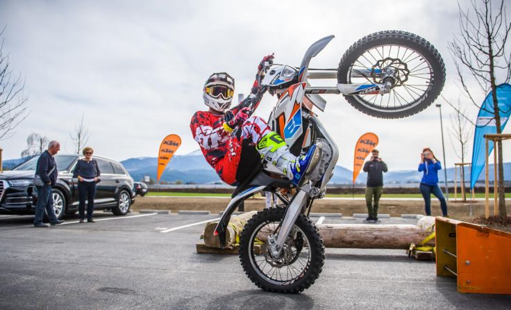 Die KTM Motohall feiert Geburtstag Dieter Rudolf zeigt eine Stunt-Show. (Foto: KTM)