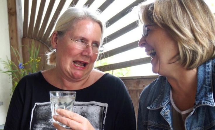 Monika Krautgartner (l.) und Gaby Grausgruber erzählen Vatertags-Anekdoten. (Foto: Privat)
