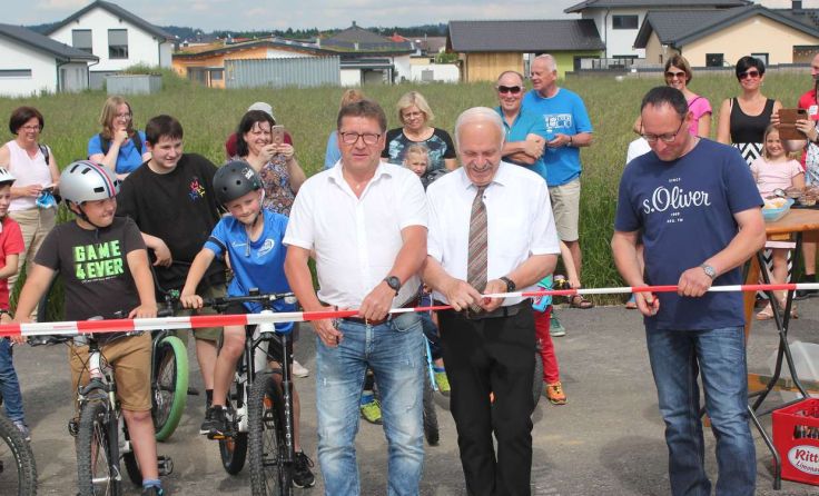 Viele Gäste warteten schon darauf, dass der Dirtpark eröffnet wird. Foto: Gemeinde Lochen