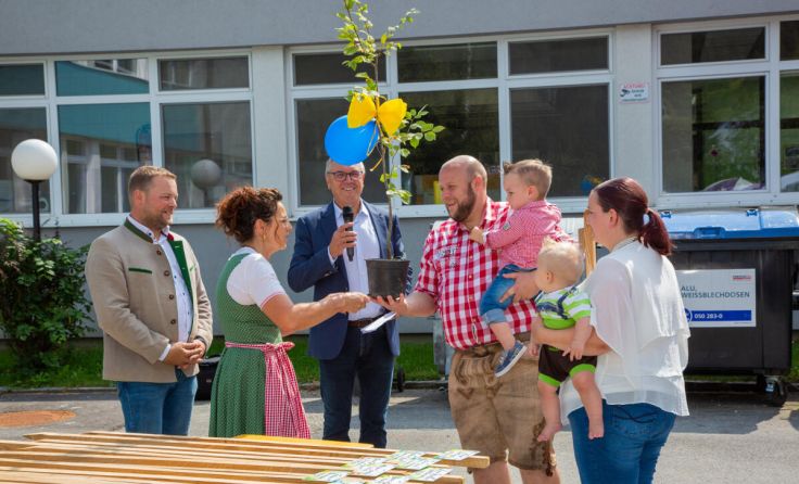 Jeder neue Gemeindebürger bekam ein Lebensbäumchen. (Foto: ZaimSoftic.com)