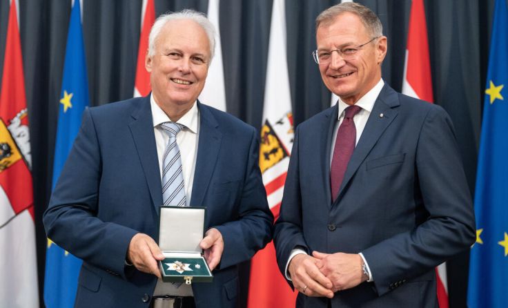 Thomas Stelzer (r.) zeichnete Walter Ratt aus. (Foto: Peter C.Mayr/Land OÖ)