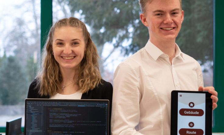 Sarah Dreiblmeier und Peter Endl entwickelten eine App zur Wegfindung. (Foto: HTL Braunau)