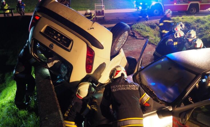 Bei der Übung mussten Personen aus einem Auto befreit werden. (Foto: Riffert/FF Mauerkirchen)