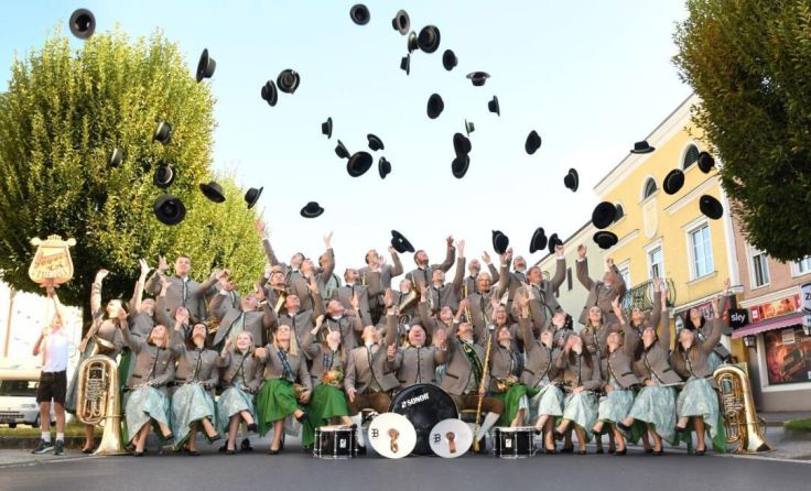 Die Mitglieder des Musikvereins in der neuen Tracht (Foto: Musikverein Harmonie Uttendorf)