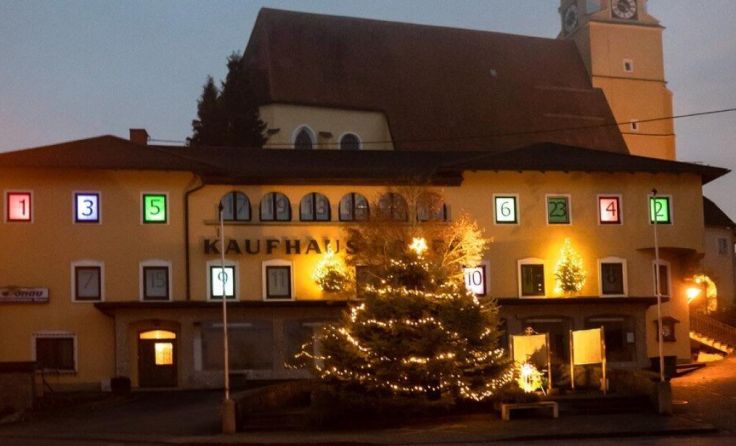 Das Hagerhaus erstrahlt im Advent in weihnachtlichem Glanz. (Foto: Josef Kammerstetter)