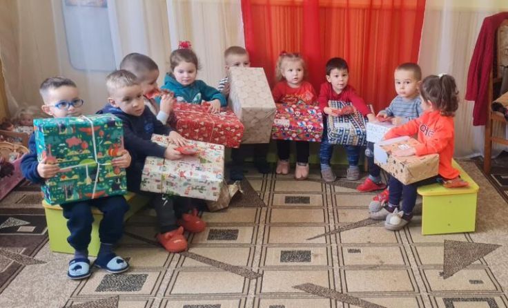 Für die Kinder gibt es jetzt einiges auszupacken. (Foto: Matthias Fürk)