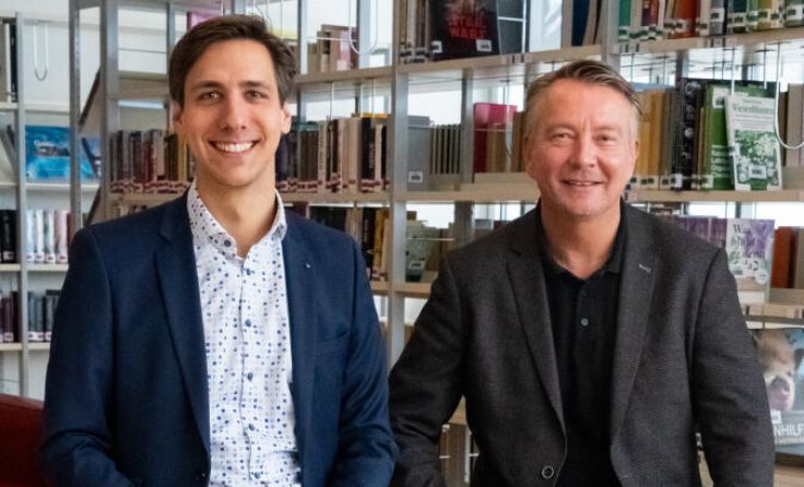 Christoph Gabriel (v. l.) und Thomas Silberhumer, der Direktor der BHAK Braunau (Foto: AMAG)