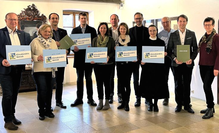 Urkunden und Plaketten bezeugen die Klimabündnis-Mitgliedschaft. (Foto: Stadt Braunau)