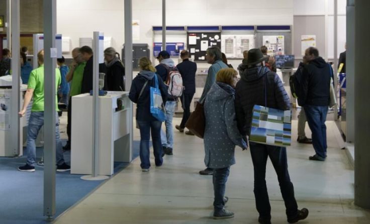 Die Besucher können sich bei den Ständen informieren. (Foto: pattilabelle/stock.adobe.com)