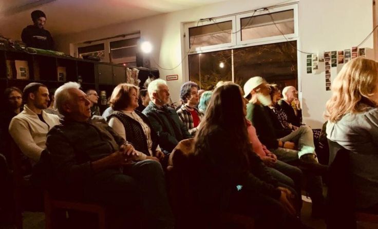 Die Besucher können sich im Inndie Beans über Bücher austauschen. (Foto: Stephanie Wimmer)