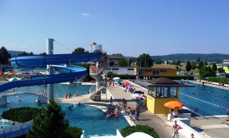 Ab sofort gibt es in Braunau Freibad-Saisonkarten zu kaufen. (Foto: Blum)