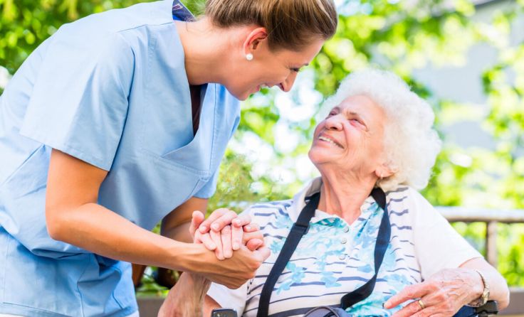 Pflege kann erfüllend, aber auch herausfordernd sein. (Foto: Kzenon/stock.adobe.com)