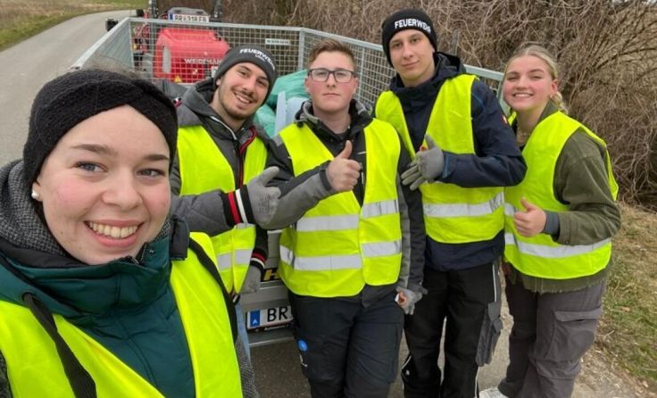 Mitglieder der Landjugend Moosbach sammelten fleißig Müll. (Foto: Landjugend Moosbach)