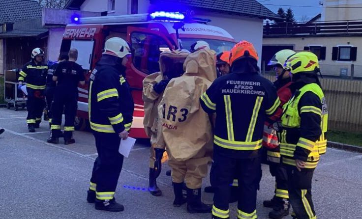 Für die Übung waren unter anderem Chemikalienschutzanzüge erforderlich. (Foto: FF Mauerkirchen)