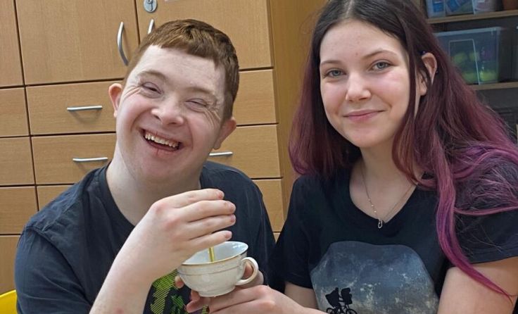 Kleine Teams fertigten die Etageren an. (Foto: FS Mauerkirchen)