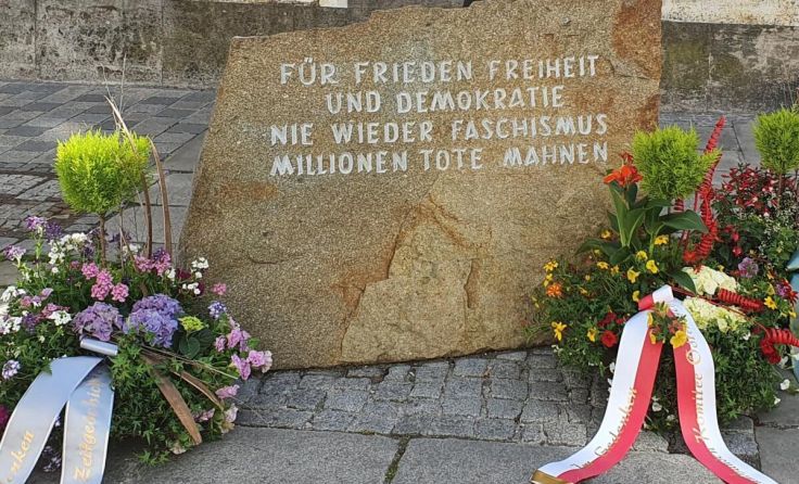 Beim Mahnstein in Braunau wird der Opfer von Krieg gedacht. (Foto: Stadt Braunau)