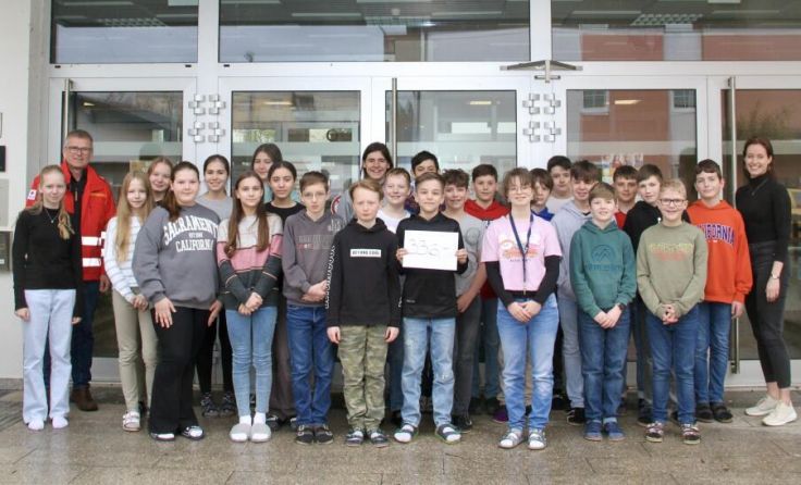 Schüler des BG/BRG Braunau verkauften Dekoartikel für einen guten Zweck. (Foto: BG/BRG Braunau)
