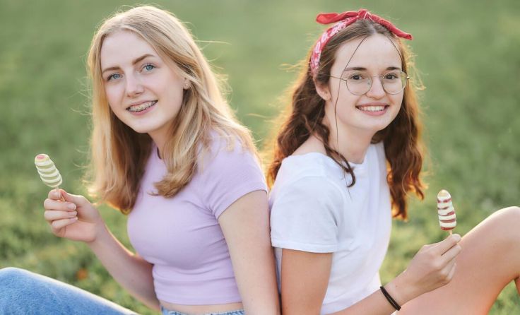 Schülerinnen informieren über die Ausbildungsmöglichkeiten. (Foto: Eva Wöckl)