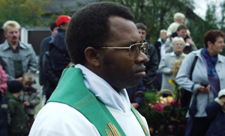 Pastor Mpora erzählt von Uganda. (Foto: Vorich)