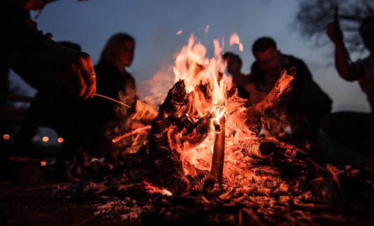 Ein Lagerfeuer ist Teil des Festes. (Foto: FESENKO MAKSYM/stock.adobe.com)
