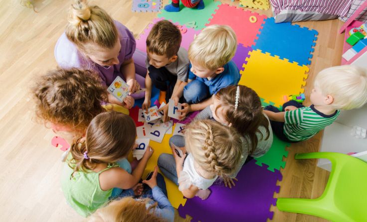 Kindergartenpädagogen sind im Bezirk Braunau gefragt. (Foto: oksix/stock.adobe.com)
