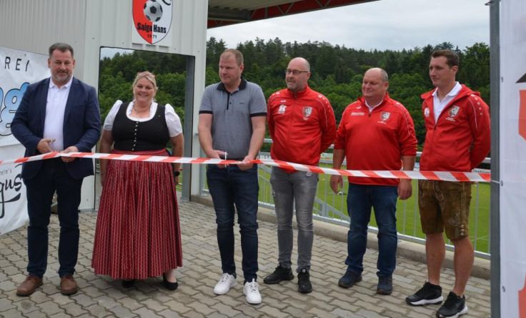 Die neue Tribüne wurde feierlich eröffnet. (Foto: A. Berer)