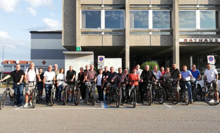 Altheimer Gemeinderäte trafen sich zur „GEHmeindeRADsitzung“. (Foto: Tips)