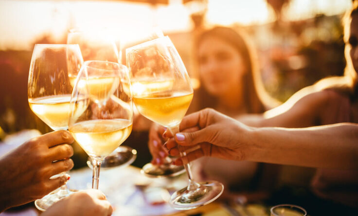 Die SPÖ Maria Schmolln lädt zu einem Weinabend. (Foto: minastefanovic/stock.adobe.com)