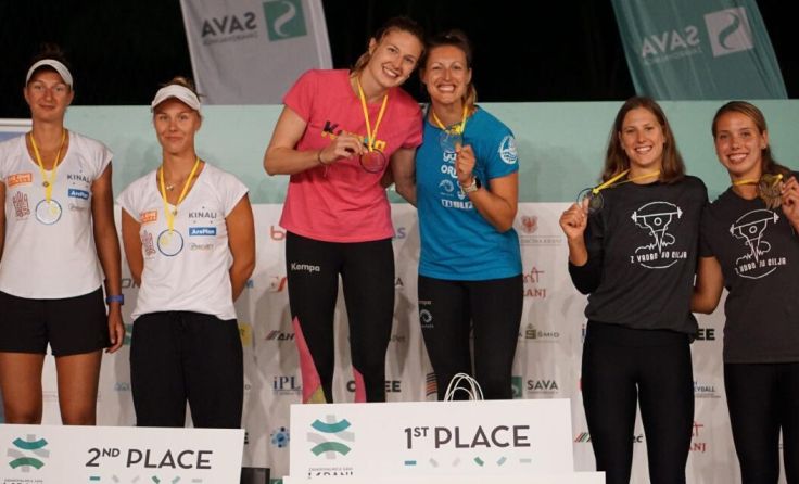 Katharina Holzer (3. v. l.) und Eva Freiberger (3. v. r.) holten sich Gold. (Foto: OK Triglav Kranj)
