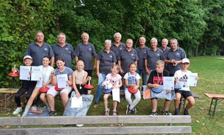 Mitglieder des ESV Altheim zeigten Kindern das Stockschießen. (Foto: ESV Altheim)