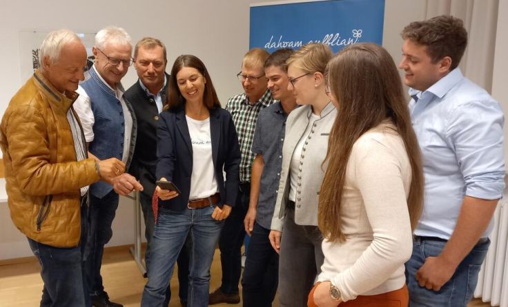 Die Videoproduzenten und Schauspieler bei der Präsentation der Videos (Foto: Tips)