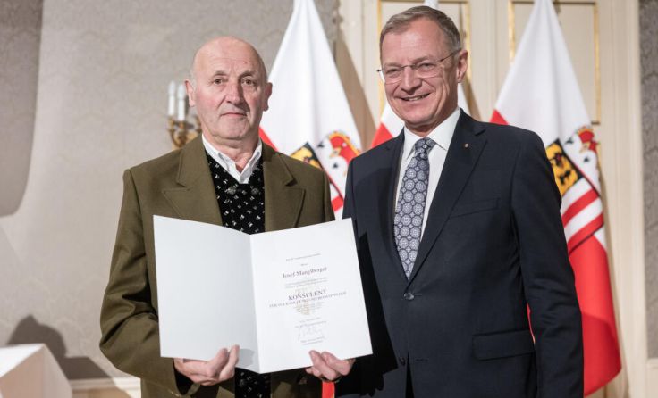 Landeshauptmann Thomas Stelzer ehrte Josef Manglberger (l.). (Foto: Land OÖ/Peter C. Mayr)
