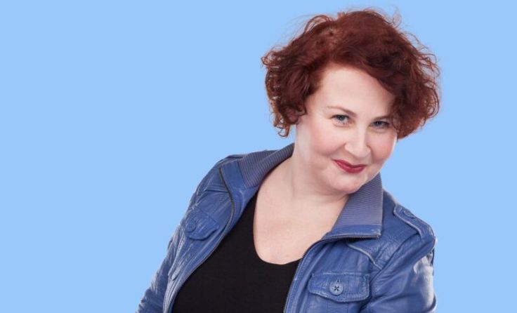 Eva D. unterhält sich im Gugg mit zwei Gästen aus Braunau. (Foto: John Peres)