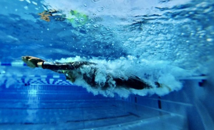 Die erste Aufgabe der Teilnehmer: 600 Meter schwimmen. (Foto: Insta360/Innvideo)